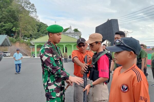 Letkol Inf. Bayu Oktavianus Sudibyo memotivasi atlet PORGASI Kotabaru dalam acara pelepasan di halaman Kodim 1004