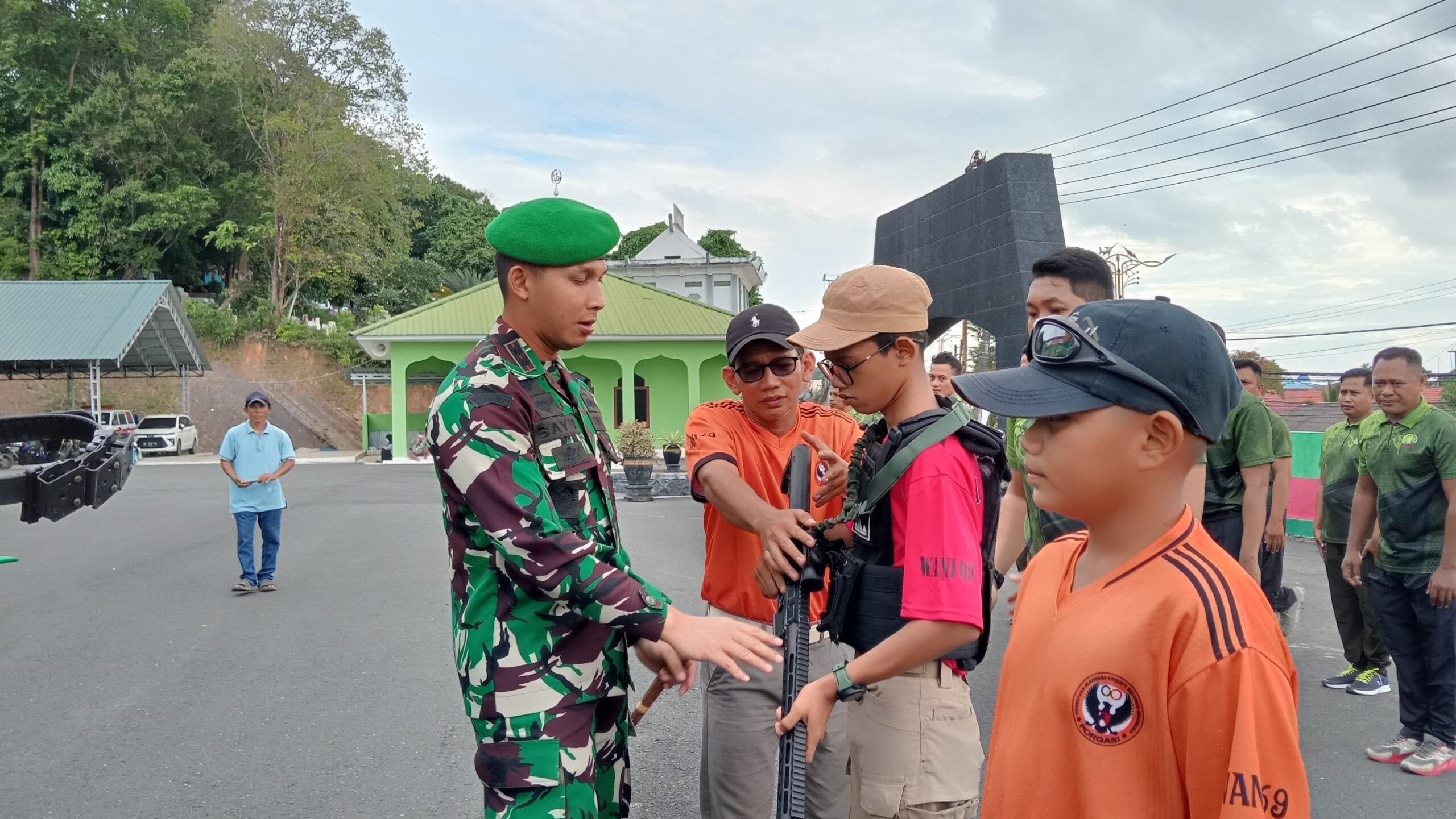Letkol Inf. Bayu Oktavianus Sudibyo memotivasi atlet PORGASI Kotabaru dalam acara pelepasan di halaman Kodim 1004
