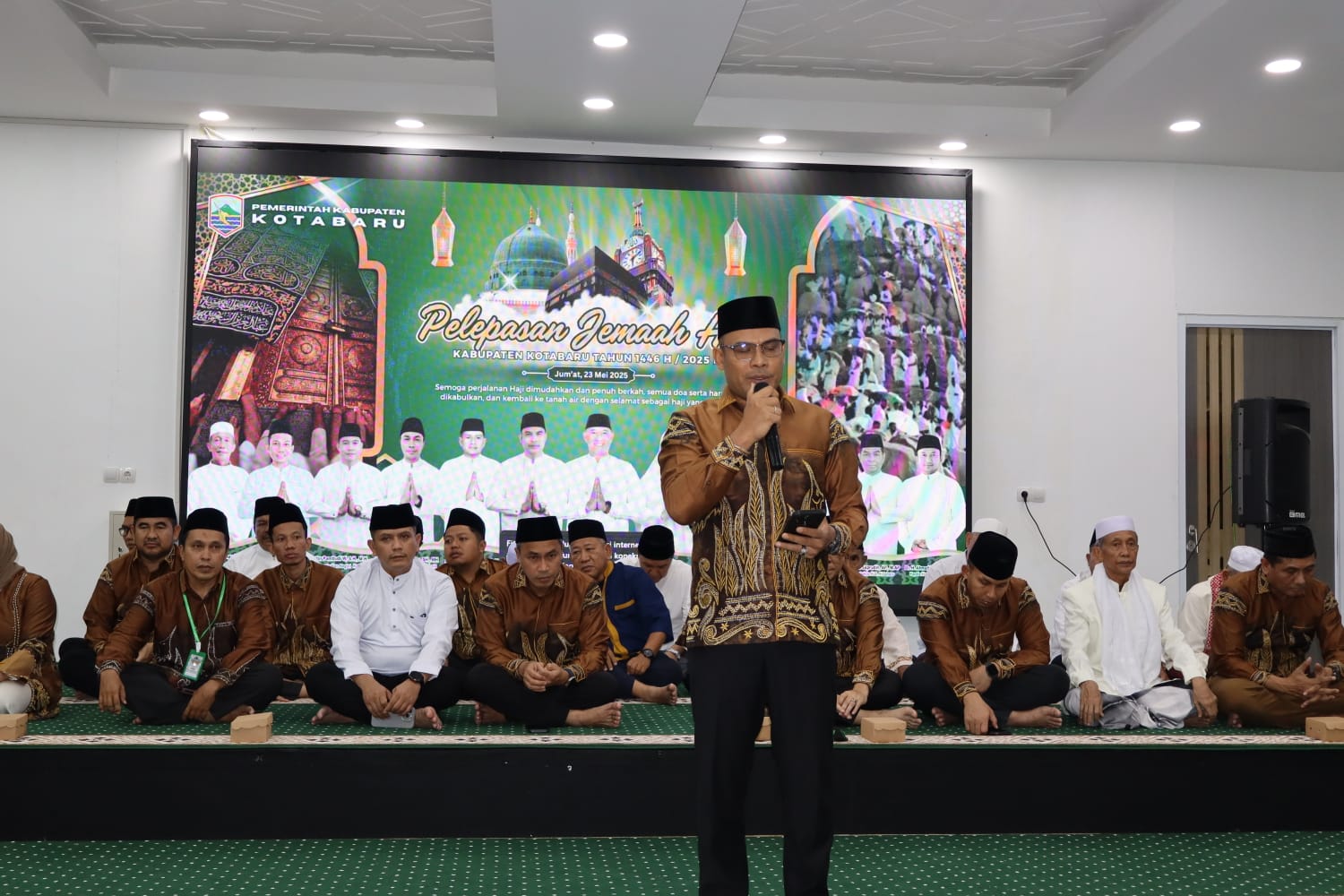 Wakil Bupati Kotabaru Syairi Mukhlis memberikan sambutan pada pelepasan calon jamaah haji Kloter 11 BDJ 2025 di Masjid Apung Sayyidina Ja’far