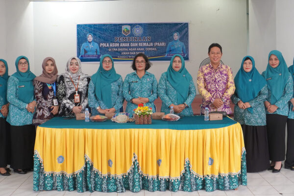Foto bersama Sekretaris TP PKK Kotabaru dan peserta Pembinaan PAAR di Era Digital di Gedung Wanita Ratu Intan.
