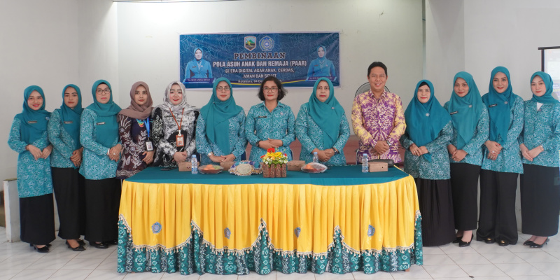 Foto bersama Sekretaris TP PKK Kotabaru dan peserta Pembinaan PAAR di Era Digital di Gedung Wanita Ratu Intan.